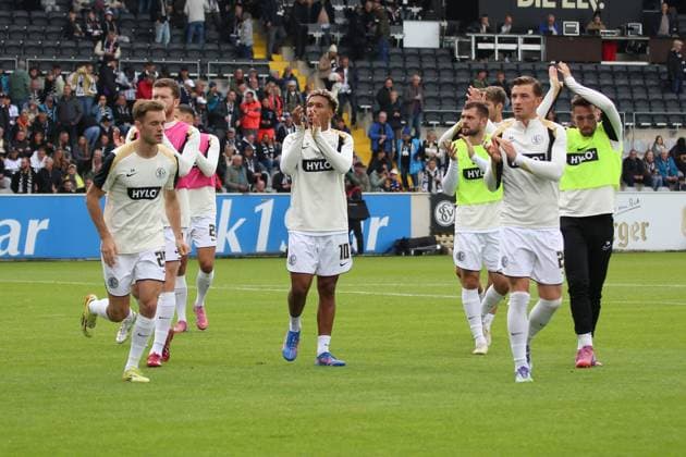 27.09.2025, xpfrx, Fussball 2.Bundesliga, SV Elversberg - Holstein Kiel v.l. Warmup warm up Aufwärmen aufwärmen vor dem Spiel Elversberg (DFL DFB REGULATIONS PROHIBIT ANY USE OF PHOTOGRAPHS as IMAGE SEQUENCES and or QUASI-VIDEO) Elversberg