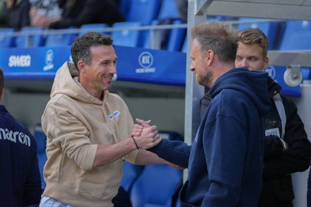 2. Fussball Bundesliga, Karlsruher SC vs 1. FC Magdeburg, 27.09.2025 Christian Eichner (Karlsruher SC, Trainer) und Markus Fiedler (1. FC Magdeburg, Trainer) die sich vor dem Spiel begrüßen 2. Fussball Bundesliga, Karlsruher SC vs 1. FC Magdeburg, BBBank Wildpark Karlsruhe, 27.09.2025 DFB DFL REGULATIONS PROHIBIT ANY USE OF PHOTOGRAPHS AS IMAGE SEQUENCES AND OR QUASI-VIDEO.