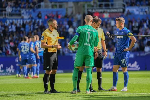 2. Fussball Bundesliga, Karlsruher SC vs 1. FC Magdeburg, 27.09.2025 Das Schiedsrichtergespann Christian Ballweg (Assistent), Wolfgang Haslberger (Schiedsrichter), und Tobias Endriß (Assistent) mit den Kapitänen Dominik Reimann (1. FC Magdeburg, 1) und Marvin Wanitzek (Karlsruher SC, 10) bei der Seitenwahl 2. Fussball Bundesliga, Karlsruher SC vs 1. FC Magdeburg, BBBank Wildpark Karlsruhe, 27.09.2025 DFB DFL REGULATIONS PROHIBIT ANY USE OF PHOTOGRAPHS AS IMAGE SEQUENCES AND OR QUASI-VIDEO.