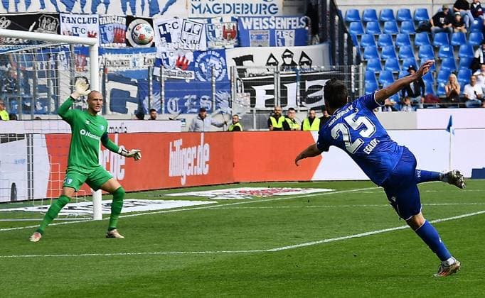 27.09.2025, xhbx, Fussball 2.Bundesliga, Karlsruher SC - 1.FC Magdeburg v.l. Dominik Reimann (1.FC Magdeburg), Lilian Egloff (Karlsruher SC KSC) (DFL DFB REGULATIONS PROHIBIT ANY USE OF PHOTOGRAPHS as IMAGE SEQUENCES and or QUASI-VIDEO) Karlsruhe