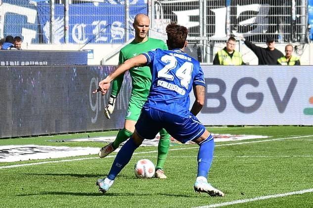 27.09.2025, xhbx, Fussball 2.Bundesliga, Karlsruher SC - 1.FC Magdeburg v.l. Dominik Reimann (1.FC Magdeburg), Fabian Schleusener (Karlsruher SC KSC) (DFL DFB REGULATIONS PROHIBIT ANY USE OF PHOTOGRAPHS as IMAGE SEQUENCES and or QUASI-VIDEO) Karlsruhe