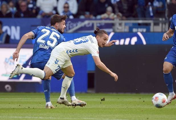 27.09.2025, xhbx, Fussball 2.Bundesliga, Karlsruher SC - 1.FC Magdeburg v.l. Lilian Egloff (Karlsruher SC KSC), Baris Atik (1.FC Magdeburg) (DFL DFB REGULATIONS PROHIBIT ANY USE OF PHOTOGRAPHS as IMAGE SEQUENCES and or QUASI-VIDEO) Karlsruhe