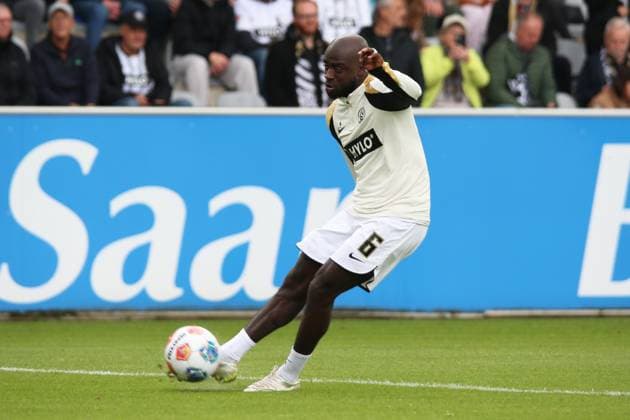 27.09.2025, xpfrx, Fussball 2.Bundesliga, SV Elversberg - Holstein Kiel v.l. Warmup warm up Aufwärmen aufwärmen vor dem Spiel Elversberg Amara Conde (SV Elversberg) (DFL DFB REGULATIONS PROHIBIT ANY USE OF PHOTOGRAPHS as IMAGE SEQUENCES and or QUASI-VIDEO) Elversberg