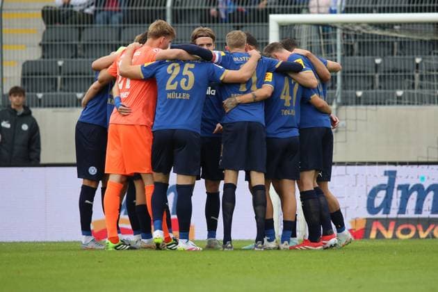 27.09.2025, xpfrx, Fussball 2.Bundesliga, SV Elversberg - Holstein Kiel v.l. Teamkreis (DFL DFB REGULATIONS PROHIBIT ANY USE OF PHOTOGRAPHS as IMAGE SEQUENCES and or QUASI-VIDEO) Elversberg