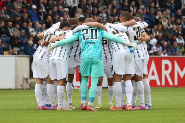 27.09.2025, xpfrx, Fussball 2.Bundesliga, SV Elversberg - Holstein Kiel v.l. Teamkreis (DFL DFB REGULATIONS PROHIBIT ANY USE OF PHOTOGRAPHS as IMAGE SEQUENCES and or QUASI-VIDEO) Elversberg