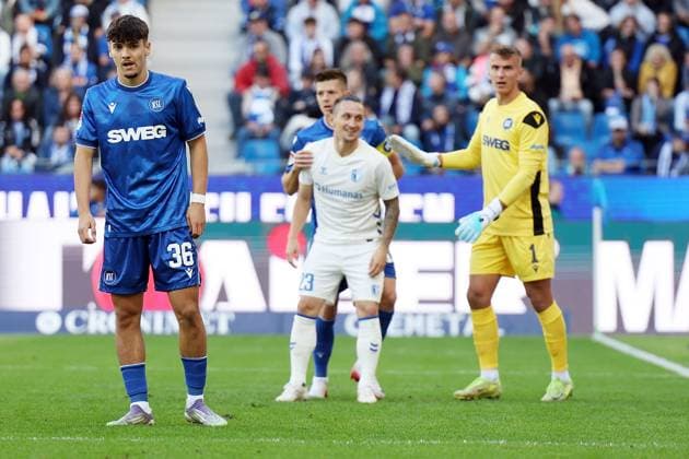 27.09.2025, xrekx, Fussball 2.Bundesliga, Karlsruher SC - 1.FC Magdeburg v.l. Rafael Pinto Pedrosa (Karlsruher SC) Marvin Wanitzek (Karlsruher SC) Baris Atik (1.FC Magdeburg) Hans Christian Bernat (Karlsruher SC) (DFL DFB REGULATIONS PROHIBIT ANY USE OF PHOTOGRAPHS as IMAGE SEQUENCES and or QUASI-VIDEO) Karlsruhe