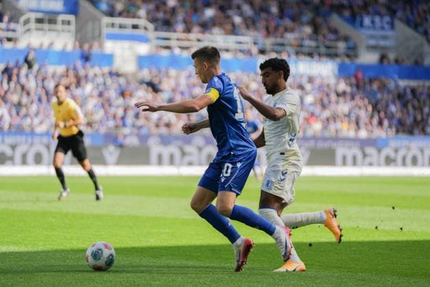 2. Fussball Bundesliga, Karlsruher SC vs 1. FC Magdeburg, 27.09.2025 Zweikampf um den Ball zwischen Marvin Wanitzek (Karlsruher SC, 10) und Rayan Ghrieb (1. FC Magdeburg, 29) 2. Fussball Bundesliga, Karlsruher SC vs 1. FC Magdeburg, BBBank Wildpark Karlsruhe, 27.09.2025 DFB DFL REGULATIONS PROHIBIT ANY USE OF PHOTOGRAPHS AS IMAGE SEQUENCES AND OR QUASI-VIDEO.