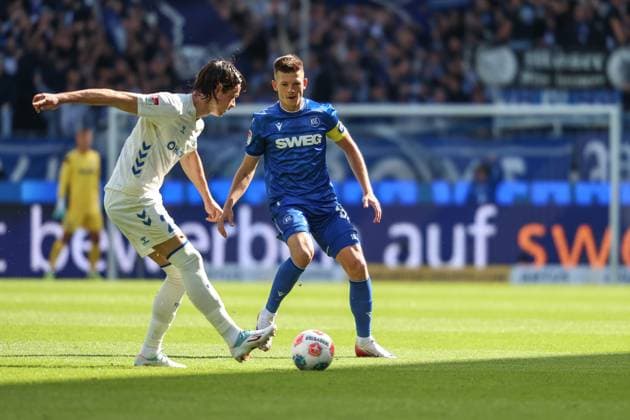 Marvin Wanitzek (Karlsruher SC, 10) macht Druck auf Jean Hugonet (1. FC Magdeburg, 24), GER, Karlsruher SC vs. 1. FC Magdeburg, 2. Bundesliga, 7. Spieltag, 2025 2026, 27.09.2025, DFL REGULATIONS PROHIBIT ANY USE OF PHOTOGRAPHS AS IMAGE SEQUENCES AND OR QUASI-VIDEO, GER, Karlsruher SC vs. 1. FC Magdeburg, 2. Bundesliga, 7. Spieltag, 2025 2026, 27.09.2025 Karlsruhe