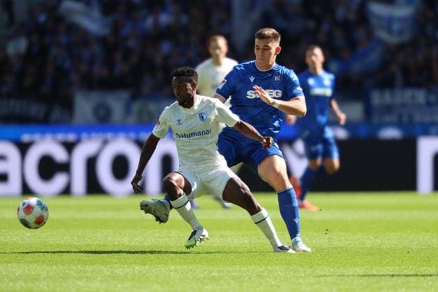 Lubambo Musonda (1. FC Magdeburg, 19) im Zweikampf mit Marcel Beifus (Karlsruher SC, 04), GER, Karlsruher SC vs. 1. FC Magdeburg, 2. Bundesliga, 7. Spieltag, 2025 2026, 27.09.2025, DFL REGULATIONS PROHIBIT ANY USE OF PHOTOGRAPHS AS IMAGE SEQUENCES AND OR QUASI-VIDEO, GER, Karlsruher SC vs. 1. FC Magdeburg, 2. Bundesliga, 7. Spieltag, 2025 2026, 27.09.2025 Karlsruhe