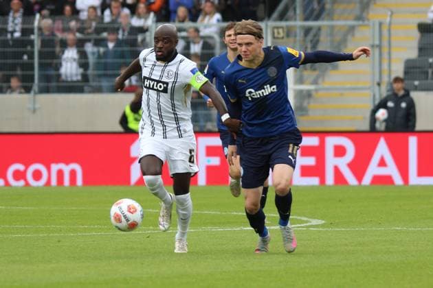27.09.2025, xpfrx, Fussball 2.Bundesliga, SV Elversberg - Holstein Kiel v.l. Amara Conde (SV Elversberg) Jonas Therkelsen (Holstein Kiel) Zweikampf, Aktion, action, battle for the ball (DFL DFB REGULATIONS PROHIBIT ANY USE OF PHOTOGRAPHS as IMAGE SEQUENCES and or QUASI-VIDEO) Elversberg