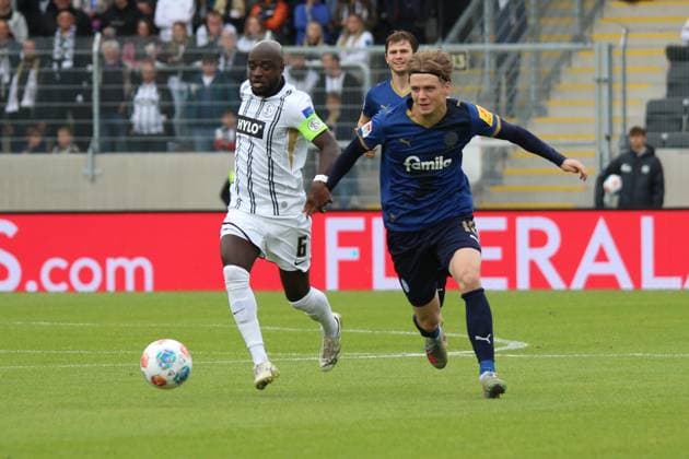 27.09.2025, xpfrx, Fussball 2.Bundesliga, SV Elversberg - Holstein Kiel v.l. Amara Conde (SV Elversberg) Jonas Therkelsen (Holstein Kiel) Zweikampf, Aktion, action, battle for the ball (DFL DFB REGULATIONS PROHIBIT ANY USE OF PHOTOGRAPHS as IMAGE SEQUENCES and or QUASI-VIDEO) Elversberg