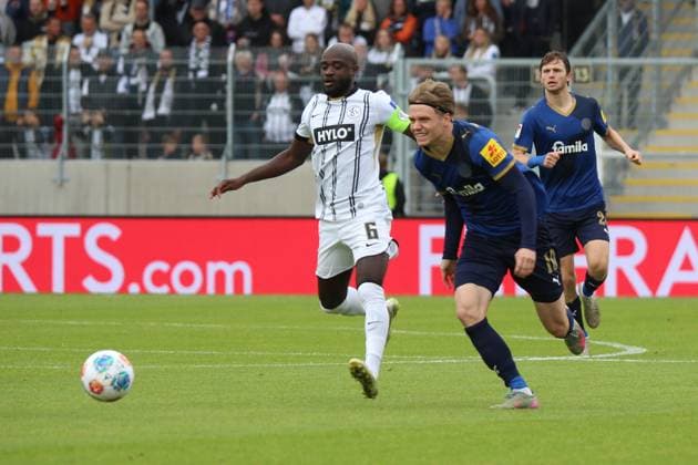27.09.2025, xpfrx, Fussball 2.Bundesliga, SV Elversberg - Holstein Kiel v.l. Amara Conde (SV Elversberg) Jonas Therkelsen (Holstein Kiel) Zweikampf, Aktion, action, battle for the ball (DFL DFB REGULATIONS PROHIBIT ANY USE OF PHOTOGRAPHS as IMAGE SEQUENCES and or QUASI-VIDEO) Elversberg