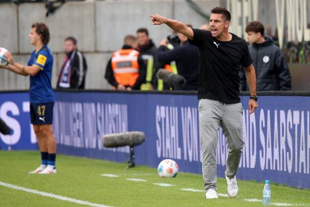 27.09.2025, xpfrx, Fussball 2.Bundesliga, SV Elversberg - Holstein Kiel v.l. Trainer Marcel Rapp (Holstein Kiel) gibt Anweisungen, gestikuliert, mit den Armen gestikulieren gives instructions, gesticulate (DFL DFB REGULATIONS PROHIBIT ANY USE OF PHOTOGRAPHS as IMAGE SEQUENCES and or QUASI-VIDEO) Elversberg