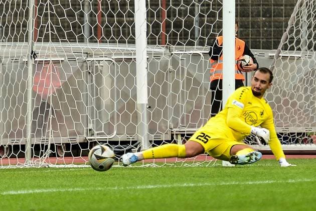 TSV Schwaben Augsburg gegen SpVgg Unterhaching, Augsburg 27.09.2025 Iason Drobny (TSV Schwaben Augsburg, 25) hat sich beim Elfmeter die falsche Ecke ausgesucht. 1:0 fuer Haching , Augsburg, 27.09.2025 - 11. Spieltag der Regionalliga Bayern, TSV Schwaben Augsburg gegen SpVgg Unterhaching, Augsburg Rosenaustadion Copyright: xBEAUTIFULxSPORTS Märklx