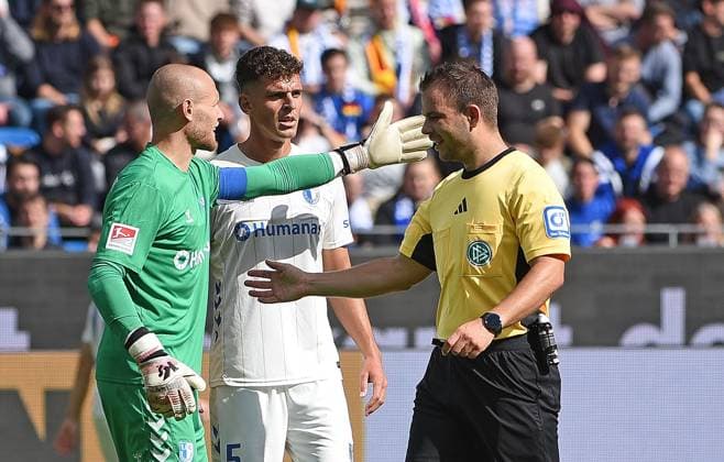 27.09.2025, xhbx, Fussball 2.Bundesliga, Karlsruher SC - 1.FC Magdeburg v.l. Dominik Reimann (1.FC Magdeburg), Tobias Müller (1.FC Magdeburg), Wolfgang Haslberger (DFB Schiedsrichter) (DFL DFB REGULATIONS PROHIBIT ANY USE OF PHOTOGRAPHS as IMAGE SEQUENCES and or QUASI-VIDEO) Karlsruhe