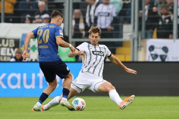 27.09.2025, Fussball, Herren, 2. Bundesliga, Saison 2025 2026, SV 07 Elversberg Holstein Kiel, Maximilian Rohr (SV 07 Elversberg), Adrian Kapralik (Holstein Kiel) Elversberg Ursapharm-Arena an der Kaiserlinde Saarland Deutschland (DEU) Copyright: xSebastianxBachx