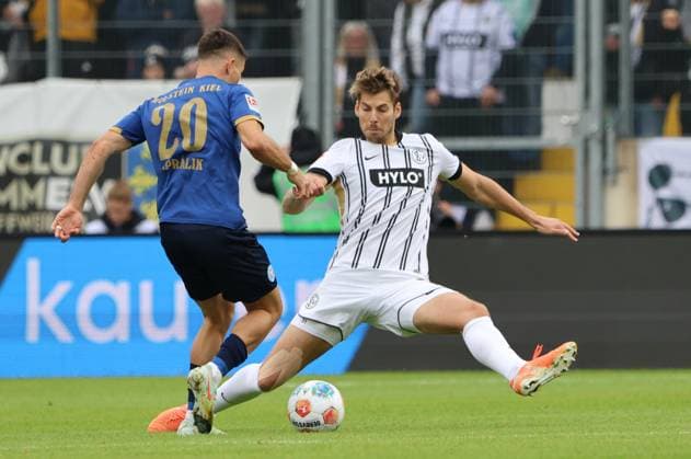 27.09.2025, Fussball, Herren, 2. Bundesliga, Saison 2025 2026, SV 07 Elversberg Holstein Kiel, Maximilian Rohr (SV 07 Elversberg), Adrian Kapralik (Holstein Kiel) Elversberg Ursapharm-Arena an der Kaiserlinde Saarland Deutschland (DEU) Copyright: xSebastianxBachx