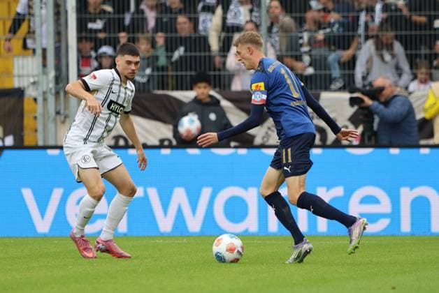 27.09.2025, Fussball, Herren, 2. Bundesliga, Saison 2025 2026, SV 07 Elversberg Holstein Kiel, Felix Keidel (SV 07 Elversberg), Alexander Bernhardsson (Holstein Kiel) Elversberg Ursapharm-Arena an der Kaiserlinde Saarland Deutschland (DEU) Copyright: xSebastianxBachx