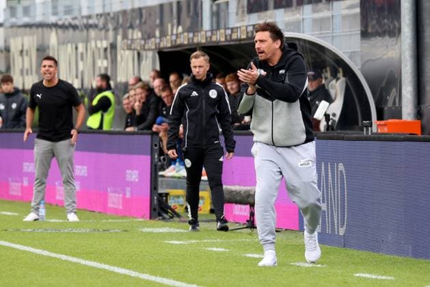 27.09.2025, xpfrx, Fussball 2.Bundesliga, SV Elversberg - Holstein Kiel v.l. Trainer Vincent Wagner (SV Elversberg) gibt Anweisungen, gestikuliert, mit den Armen gestikulieren gives instructions, gesticulate (DFL DFB REGULATIONS PROHIBIT ANY USE OF PHOTOGRAPHS as IMAGE SEQUENCES and or QUASI-VIDEO) Elversberg