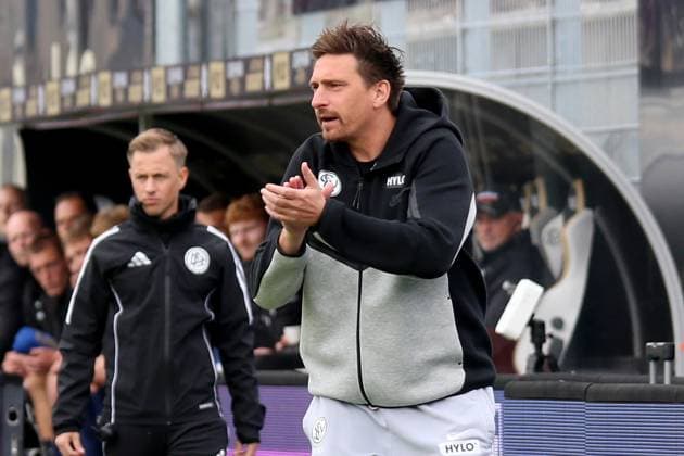 27.09.2025, xpfrx, Fussball 2.Bundesliga, SV Elversberg - Holstein Kiel v.l. Trainer Vincent Wagner (SV Elversberg) gibt Anweisungen, gestikuliert, mit den Armen gestikulieren gives instructions, gesticulate (DFL DFB REGULATIONS PROHIBIT ANY USE OF PHOTOGRAPHS as IMAGE SEQUENCES and or QUASI-VIDEO) Elversberg