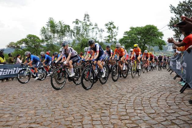 2025 UCI Road World Championships Picture by Alex Whitehead SWpix.com - 27 09 2025 - Cycling - 2025 UCI Road World Championships - Kigali Convention Centre, Kigali, Rwanda - Women Elite Road Race - The peloton, Antonia Niedermaier (Germany), Evita Muzic (France) Copyright: x xSWpix.comx(t axPhotographyxHubxLtd)xAlexxWhitehead SWpix.comx SWP-3030-7941