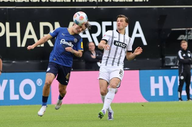 27.09.2025, Fussball, Herren, 2. Bundesliga, Saison 2025 2026, SV 07 Elversberg Holstein Kiel, Lukas Petkov (SV 07 Elversberg), John Tolkin (Holstein Kiel) Elversberg Ursapharm-Arena an der Kaiserlinde Saarland Deutschland (DEU) Copyright: xSebastianxBachx