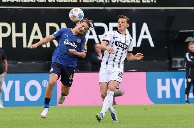 27.09.2025, Fussball, Herren, 2. Bundesliga, Saison 2025 2026, SV 07 Elversberg Holstein Kiel, Lukas Petkov (SV 07 Elversberg), John Tolkin (Holstein Kiel) Elversberg Ursapharm-Arena an der Kaiserlinde Saarland Deutschland (DEU) Copyright: xSebastianxBachx