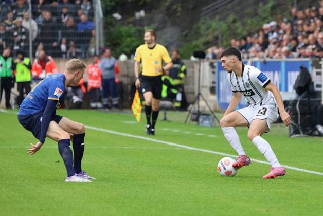 27.09.2025, Fussball, Herren, 2. Bundesliga, Saison 2025 2026, SV 07 Elversberg Holstein Kiel, Felix Keidel (SV 07 Elversberg), Alexander Bernhardsson (Holstein Kiel) Elversberg Ursapharm-Arena an der Kaiserlinde Saarland Deutschland (DEU) Copyright: xSebastianxBachx