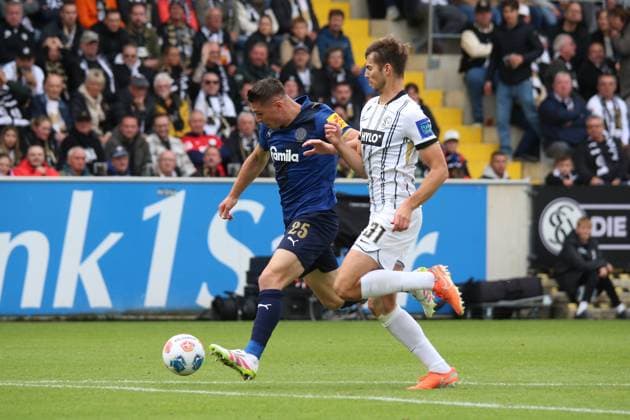 27.09.2025, xpfrx, Fussball 2.Bundesliga, SV Elversberg - Holstein Kiel v.l. Marcus Mueller Müller (Holstein Kiel) Maximilian Rohr (SV Elversberg) Zweikampf, Aktion, action, battle for the ball (DFL DFB REGULATIONS PROHIBIT ANY USE OF PHOTOGRAPHS as IMAGE SEQUENCES and or QUASI-VIDEO) Elversberg