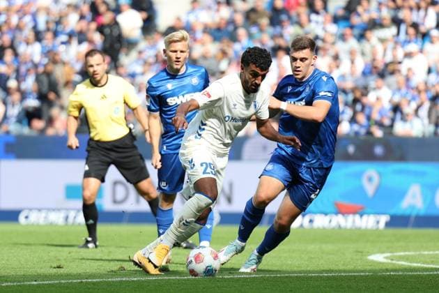 27.09.2025, xrekx, Fussball 2.Bundesliga, Karlsruher SC - 1.FC Magdeburg v.l. Rayan Ghrieb (1.FC Magdeburg) Marcel Beifus (Karlsruher SC) Zweikampf, Aktion, action, battle for the ball (DFL DFB REGULATIONS PROHIBIT ANY USE OF PHOTOGRAPHS as IMAGE SEQUENCES and or QUASI-VIDEO) Karlsruhe