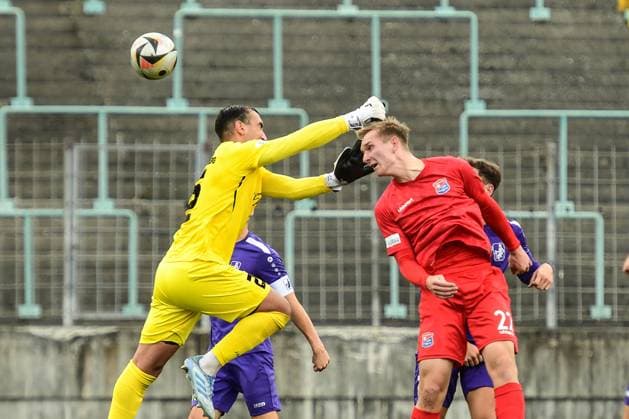 TSV Schwaben Augsburg gegen SpVgg Unterhaching, Augsburg 27.09.2025 Iason Drobny (TSV Schwaben Augsburg, 25) erwischt nicht den Ball aber 827 , Augsburg, 27.09.2025 - 11. Spieltag der Regionalliga Bayern, TSV Schwaben Augsburg gegen SpVgg Unterhaching, Augsburg Rosenaustadion Copyright: xBEAUTIFULxSPORTS Märklx