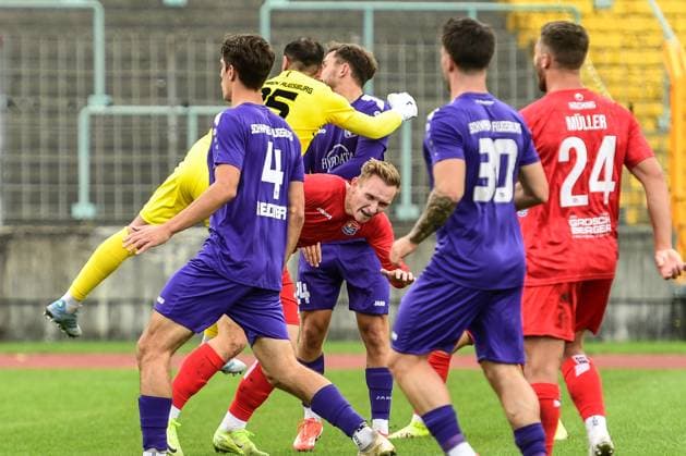 TSV Schwaben Augsburg gegen SpVgg Unterhaching, Augsburg 27.09.2025 Iason Drobny (TSV Schwaben Augsburg, 25) gegen 827 , Augsburg, 27.09.2025 - 11. Spieltag der Regionalliga Bayern, TSV Schwaben Augsburg gegen SpVgg Unterhaching, Augsburg Rosenaustadion Copyright: xBEAUTIFULxSPORTS Märklx