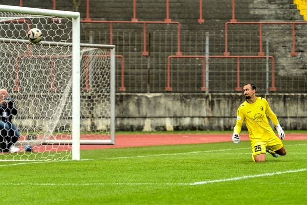 TSV Schwaben Augsburg gegen SpVgg Unterhaching, Augsburg 27.09.2025 Iason Drobny (TSV Schwaben Augsburg, 25) hat rtnrut das Nachsehen 2:0 , Augsburg, 27.09.2025 - 11. Spieltag der Regionalliga Bayern, TSV Schwaben Augsburg gegen SpVgg Unterhaching, Augsburg Rosenaustadion Copyright: xBEAUTIFULxSPORTS Märklx