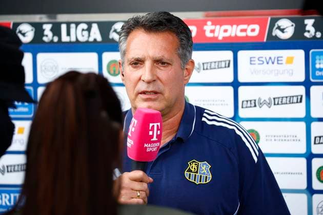 27.09.2025, xavx, Fussball 3.Liga, SV Wehen Wiesbaden - 1.FC Saarbrücken v.l. Trainer Alois Schwartz (1.FC Saarbrücken) im Interview bei Magenta (DFL DFB REGULATIONS PROHIBIT ANY USE OF PHOTOGRAPHS as IMAGE SEQUENCES and or QUASI-VIDEO) Wiesbaden