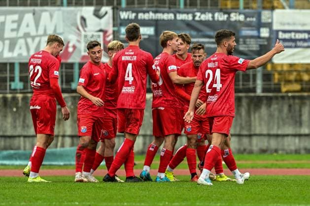 TSV Schwaben Augsburg gegen SpVgg Unterhaching, Augsburg 27.09.2025 Jubel bei Haching nach dem 2:0 , Augsburg, 27.09.2025 - 11. Spieltag der Regionalliga Bayern, TSV Schwaben Augsburg gegen SpVgg Unterhaching, Augsburg Rosenaustadion Copyright: xBEAUTIFULxSPORTS Märklx