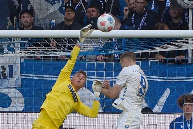 27.09.2025, xhbx, Fussball 2.Bundesliga, Karlsruher SC - 1.FC Magdeburg v.l. Hans Christian Bernat (Karlsruher SC KSC), Maximilian Breunig (1.FC Magdeburg) (DFL DFB REGULATIONS PROHIBIT ANY USE OF PHOTOGRAPHS as IMAGE SEQUENCES and or QUASI-VIDEO) Karlsruhe