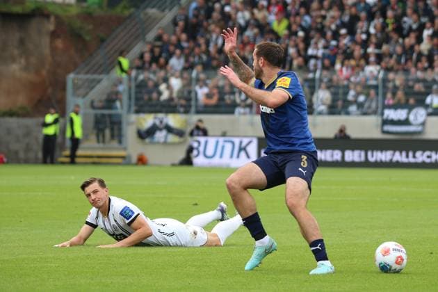 27.09.2025, xpfrx, Fussball 2.Bundesliga, SV Elversberg - Holstein Kiel v.l. Lukas Petkov (SV Elversberg) Marco Komenda (Holstein Kiel) (DFL DFB REGULATIONS PROHIBIT ANY USE OF PHOTOGRAPHS as IMAGE SEQUENCES and or QUASI-VIDEO) Elversberg