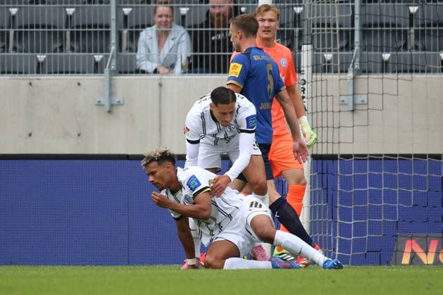 27.09.2025, xpfrx, Fussball 2.Bundesliga, SV Elversberg - Holstein Kiel v.l. Bambase Conte (SV Elversberg) (DFL DFB REGULATIONS PROHIBIT ANY USE OF PHOTOGRAPHS as IMAGE SEQUENCES and or QUASI-VIDEO) Elversberg
