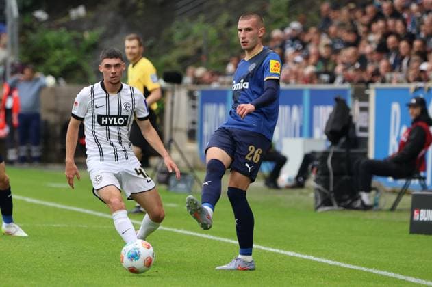 27.09.2025, Fussball, Herren, 2. Bundesliga, Saison 2025 2026, SV 07 Elversberg Holstein Kiel, Felix Keidel (SV 07 Elversberg), David Zec (Holstein Kiel) Elversberg Ursapharm-Arena an der Kaiserlinde Saarland Deutschland (DEU) Copyright: xSebastianxBachx