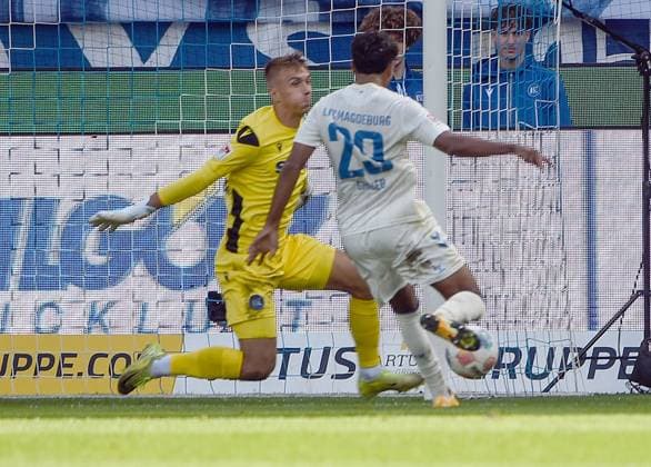 27.09.2025, xhbx, Fussball 2.Bundesliga, Karlsruher SC - 1.FC Magdeburg v.l. Hans Christian Bernat (Karlsruher SC KSC), Rayan Ghrieb (1.FC Magdeburg) (DFL DFB REGULATIONS PROHIBIT ANY USE OF PHOTOGRAPHS as IMAGE SEQUENCES and or QUASI-VIDEO) Karlsruhe