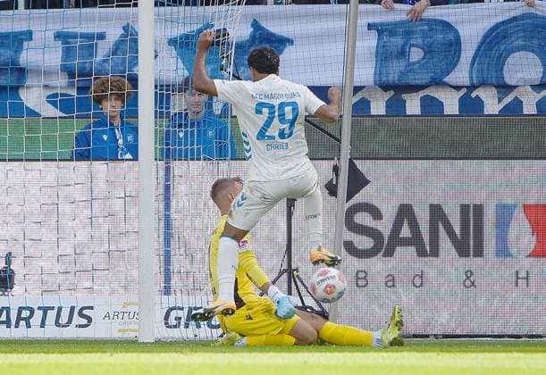 27.09.2025, xhbx, Fussball 2.Bundesliga, Karlsruher SC - 1.FC Magdeburg v.l. Hans Christian Bernat (Karlsruher SC KSC), Rayan Ghrieb (1.FC Magdeburg) (DFL DFB REGULATIONS PROHIBIT ANY USE OF PHOTOGRAPHS as IMAGE SEQUENCES and or QUASI-VIDEO) Karlsruhe