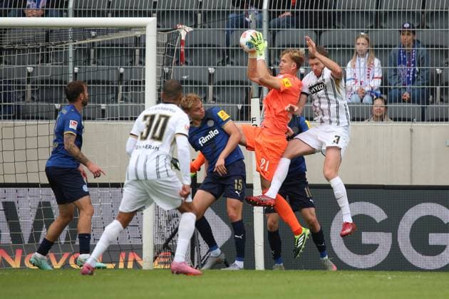 27.09.2025, xpfrx, Fussball 2.Bundesliga, SV Elversberg - Holstein Kiel v.l. Kasper Davidsen (Holstein Kiel) Jonas Krumrey (Holstein Kiel) Florian Le Joncour (SV Elversberg) Zweikampf, Aktion, action, battle for the ball (DFL DFB REGULATIONS PROHIBIT ANY USE OF PHOTOGRAPHS as IMAGE SEQUENCES and or QUASI-VIDEO) Elversberg