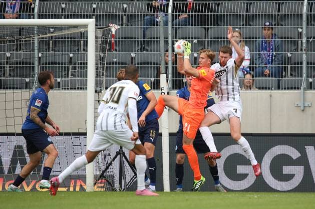 27.09.2025, xpfrx, Fussball 2.Bundesliga, SV Elversberg - Holstein Kiel v.l. Kasper Davidsen (Holstein Kiel) Jonas Krumrey (Holstein Kiel) Florian Le Joncour (SV Elversberg) Zweikampf, Aktion, action, battle for the ball (DFL DFB REGULATIONS PROHIBIT ANY USE OF PHOTOGRAPHS as IMAGE SEQUENCES and or QUASI-VIDEO) Elversberg