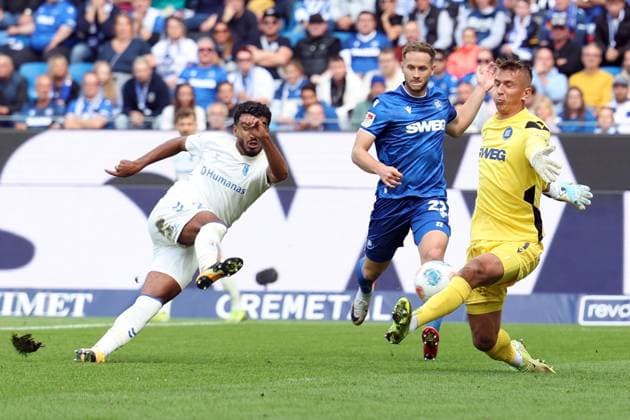 27.09.2025, xrekx, Fussball 2.Bundesliga, Karlsruher SC - 1.FC Magdeburg v.l. Rayan Ghrieb (1.FC Magdeburg) Christoph Kobald (Karlsruher SC) Hans Christian Bernat (Karlsruher SC) Zweikampf, Aktion, action, battle for the ball (DFL DFB REGULATIONS PROHIBIT ANY USE OF PHOTOGRAPHS as IMAGE SEQUENCES and or QUASI-VIDEO) Karlsruhe