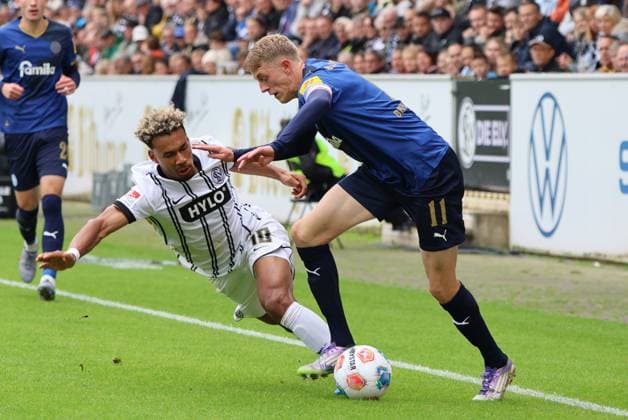 27.09.2025, Fussball, Herren, 2. Bundesliga, Saison 2025 2026, SV 07 Elversberg Holstein Kiel, Bambase Conte (SV 07 Elversberg), Alexander Bernhardsson (Holstein Kiel) Elversberg Ursapharm-Arena an der Kaiserlinde Saarland Deutschland (DEU) Copyright: xSebastianxBachx
