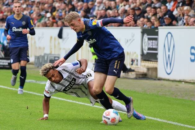 27.09.2025, Fussball, Herren, 2. Bundesliga, Saison 2025 2026, SV 07 Elversberg Holstein Kiel, Bambase Conte (SV 07 Elversberg), Alexander Bernhardsson (Holstein Kiel) Elversberg Ursapharm-Arena an der Kaiserlinde Saarland Deutschland (DEU) Copyright: xSebastianxBachx