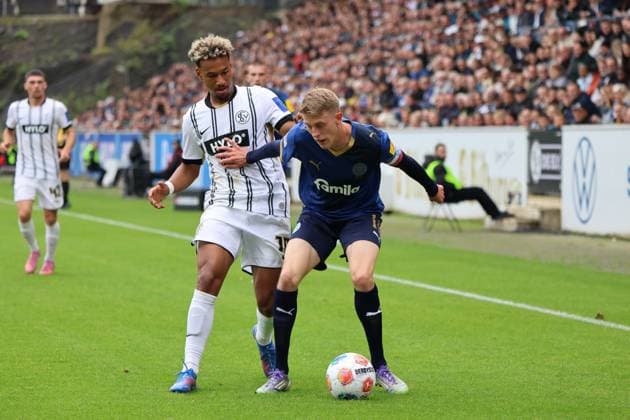 27.09.2025, Fussball, Herren, 2. Bundesliga, Saison 2025 2026, SV 07 Elversberg Holstein Kiel, Bambase Conte (SV 07 Elversberg), Alexander Bernhardsson (Holstein Kiel) Elversberg Ursapharm-Arena an der Kaiserlinde Saarland Deutschland (DEU) Copyright: xSebastianxBachx