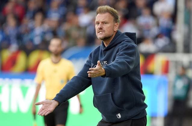27.09.2025, xhbx, Fussball 2.Bundesliga, Karlsruher SC - 1.FC Magdeburg v.l. Trainer Markus Fiedler (1.FC Magdeburg) gibt Anweisungen, gestikuliert, mit den Armen gestikulieren gives instructions, gesticulate. (DFL DFB REGULATIONS PROHIBIT ANY USE OF PHOTOGRAPHS as IMAGE SEQUENCES and or QUASI-VIDEO) Karlsruhe