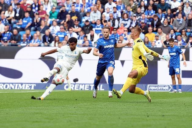27.09.2025, xrekx, Fussball 2.Bundesliga, Karlsruher SC - 1.FC Magdeburg v.l. Rayan Ghrieb (1.FC Magdeburg) Christoph Kobald (Karlsruher SC) Hans Christian Bernat (Karlsruher SC) Zweikampf, Aktion, action, battle for the ball (DFL DFB REGULATIONS PROHIBIT ANY USE OF PHOTOGRAPHS as IMAGE SEQUENCES and or QUASI-VIDEO) Karlsruhe