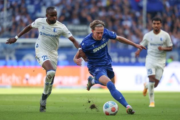 David Herold (Karlsruher SC, 20) im Zweikampf mit Silas Gnaka (1. FC Magdeburg, 25), GER, Karlsruher SC vs. 1. FC Magdeburg, 2. Bundesliga, 7. Spieltag, 2025 2026, 27.09.2025, DFL REGULATIONS PROHIBIT ANY USE OF PHOTOGRAPHS AS IMAGE SEQUENCES AND OR QUASI-VIDEO, GER, Karlsruher SC vs. 1. FC Magdeburg, 2. Bundesliga, 7. Spieltag, 2025 2026, 27.09.2025 Karlsruhe